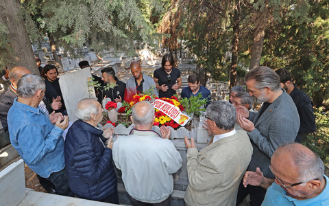 Gürsel Aksel'i Mezarı Başında Andık