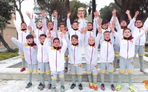 Biz de Sizi Seviyoruz Çocuklar